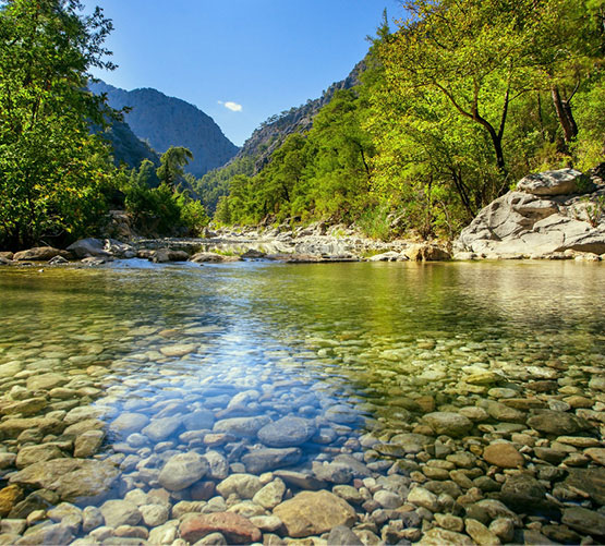 Rivière de montagne représentant une source d'eau brute.
